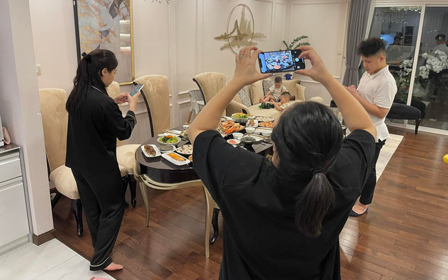 MC Quang Minh khoe không gian ăn cơm sang như nhà hàng, tiết lộ việc mà các thành viên trong gia đình đều làm trước bữa cơm