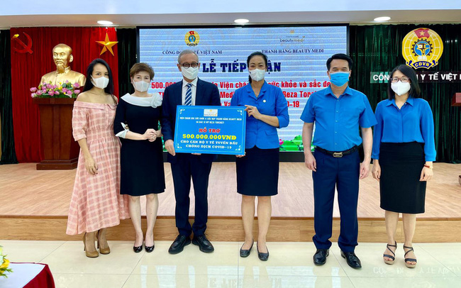 Bác sĩ thẩm mỹ người Mỹ ủng hộ  quỹ Vaccine Covid-19 của Việt Nam