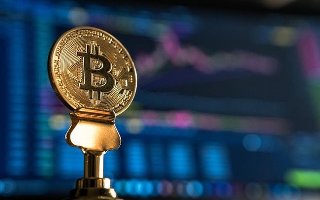 Tăng ‘dựng đứng’ 13%, Bitcoin vượt 8.700 USD