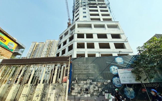 Cận cảnh cao ốc 16 tầng bỏ hoang, ‘tử thần’ treo trên đầu dân nhiều năm ở Hà Nội