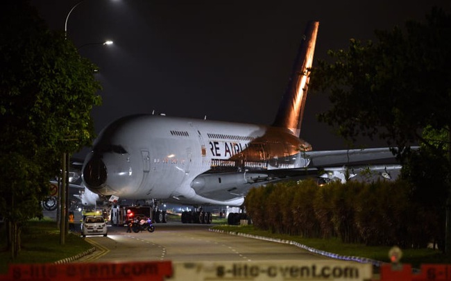 Hình ảnh độc nhất vô nhị: Siêu máy bay A380 xếp hàng đi trên đường phố Singapore và cái kết buồn cho những gã khổng lồ của bầu trời