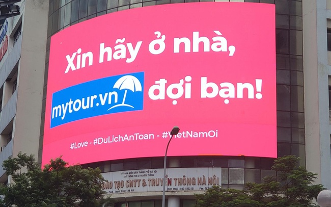 Mytour.vn khuyến khích người dân ở nhà bằng những màn hình LED khắp Hà Nội