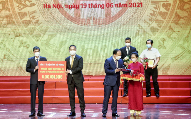 Tập đoàn FLC tiếp tục ủng hộ 5 tỷ đồng tới quỹ vaccine phòng Covid-19 của thành phố Hà Nội