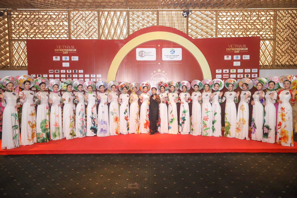 Top 26 thí sinh Hoa Khôi Nam Bộ trình diễn – Bộ sưu tập Hồn Sen của Nhà Thiết Kế Trung Beret
