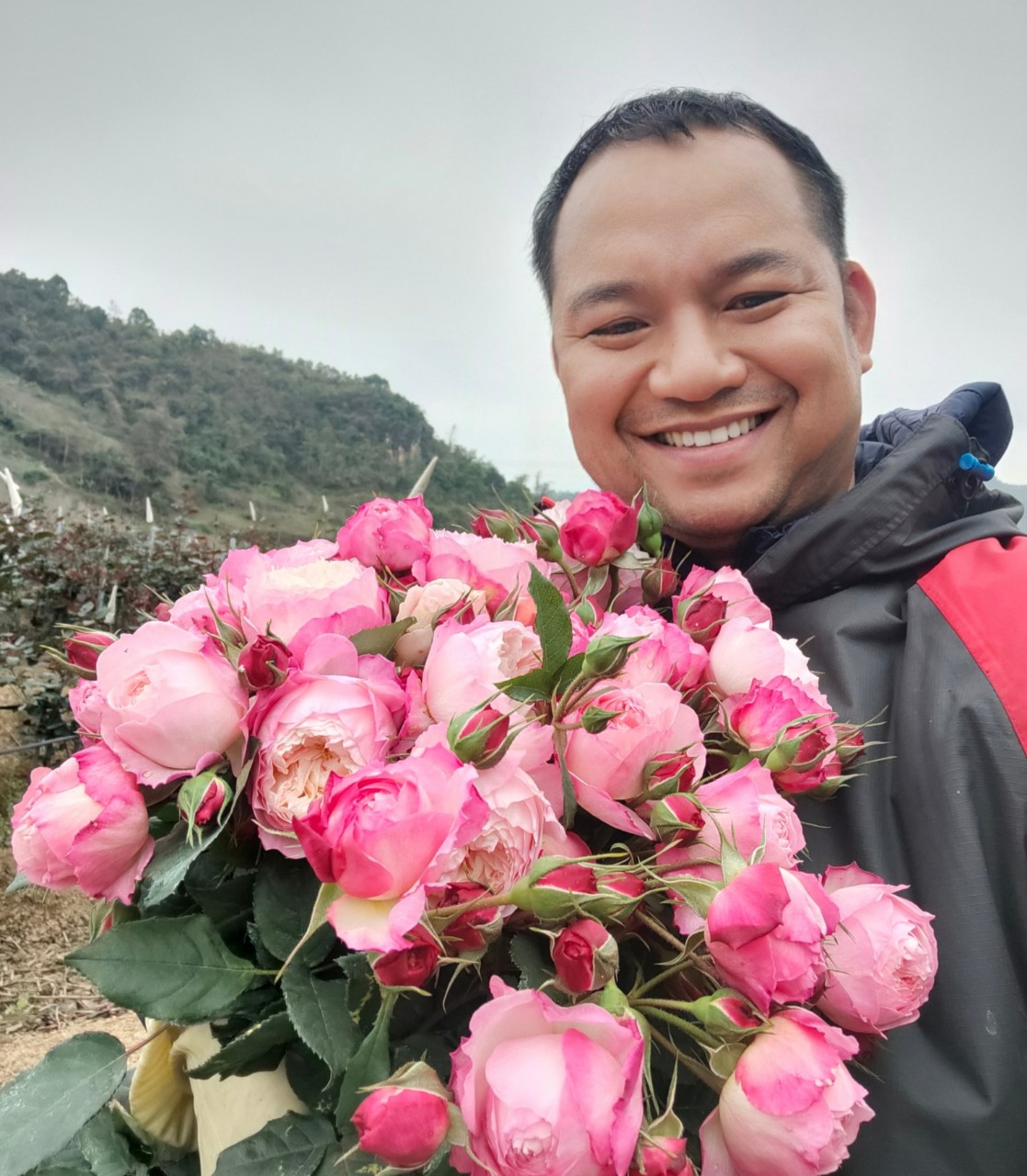 Chàng Trai Khởi Nghiệp Thành Công Nhờ Trồng Hoa – Với Thương Hiệu Hoa Tây Bắc Cung Cấp hoa hồng đỏ pháp, hoa hồng ngoại Lai Châu,…Uy Tín