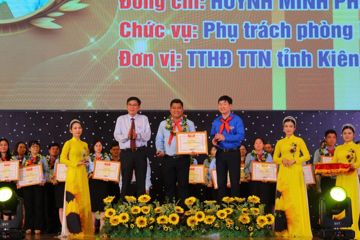 “Tận Tâm Truyền Cảm Hứng: Anh Huỳnh Minh Phụng và Hành Trình Giáo Dục Kỹ Năng Sống Cho Thanh Thiếu Niên”